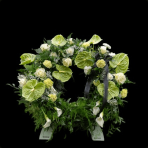 Couronne de fleurs blanches et vertes