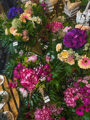 Table ornée de compositions florales